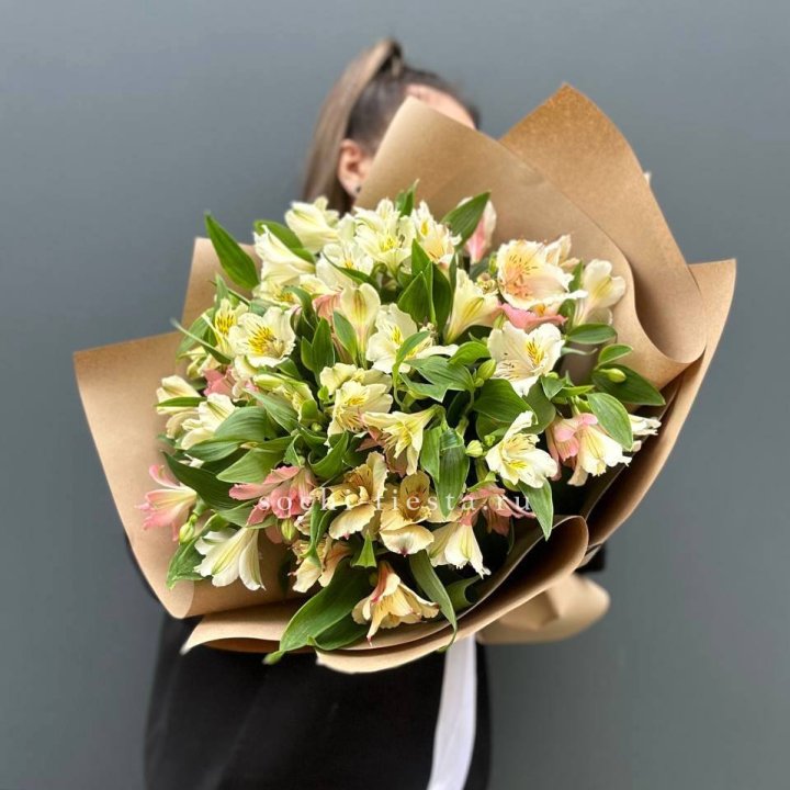 Букет альстромерий в крафте в Сургуте