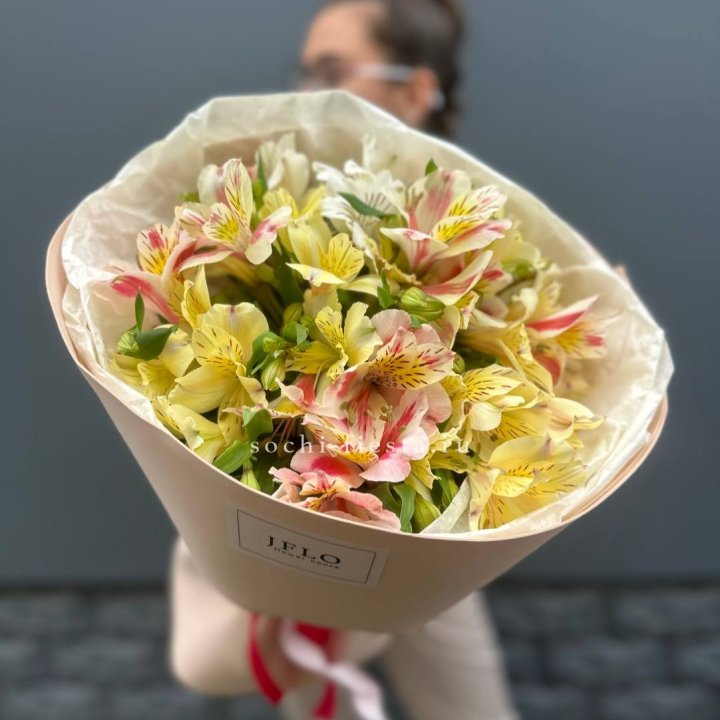 Альстромерии в нежном оформлении в Сургуте