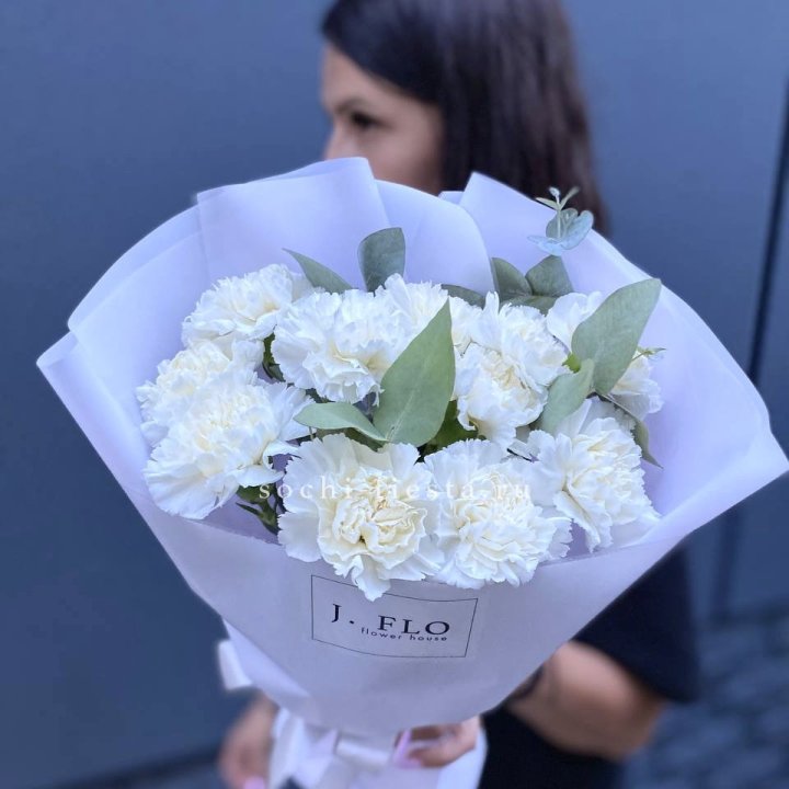 Букет белых диантусов с эвкалиптом в Сургуте