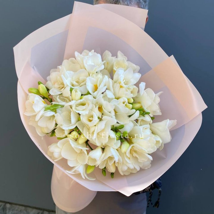 Букет белых фрезий  в Сургуте