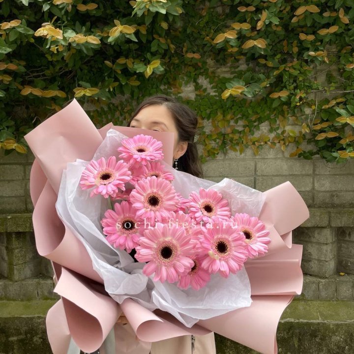 13 розовых гербер в Сургуте