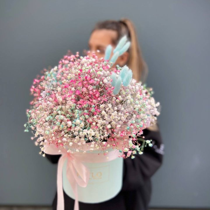 9 Радужных гипсофилы в шляпной коробке в Сургуте