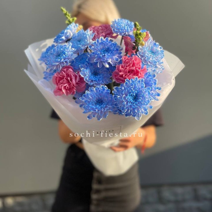 Букет сборный с хризантемой в Сургуте