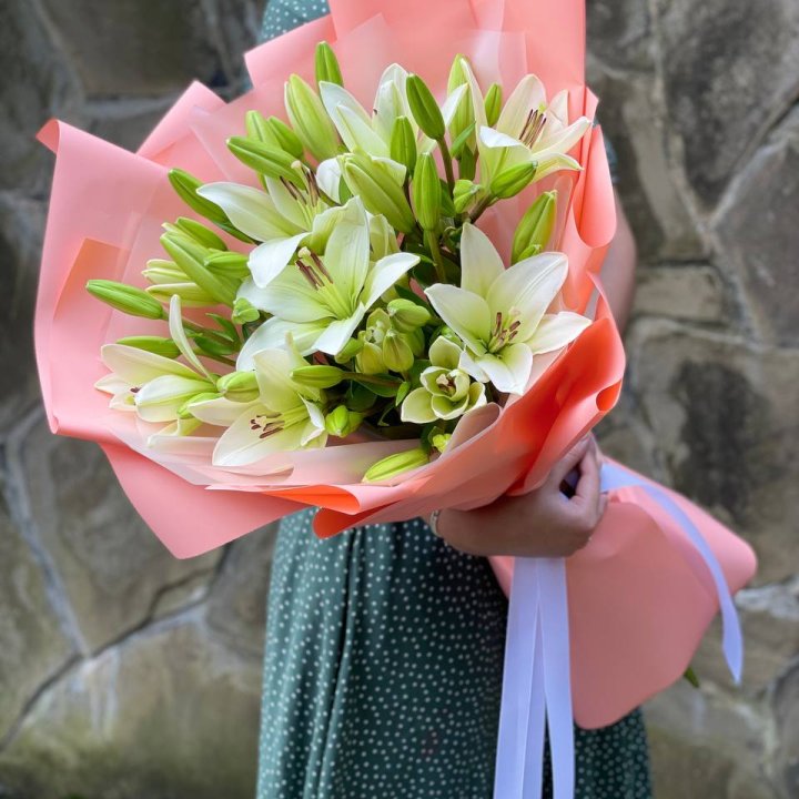 Букет из 7 белых лилий в Сургуте