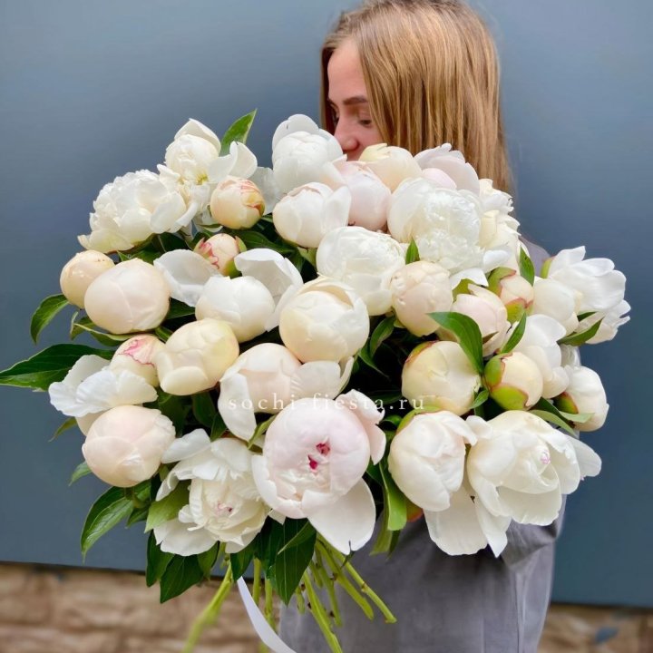 Охапка пионов в Сургуте