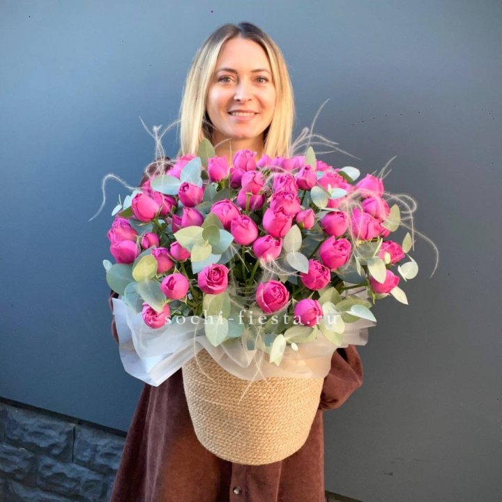 Пионовидные розы  в джутовом кашпо  в Сургуте