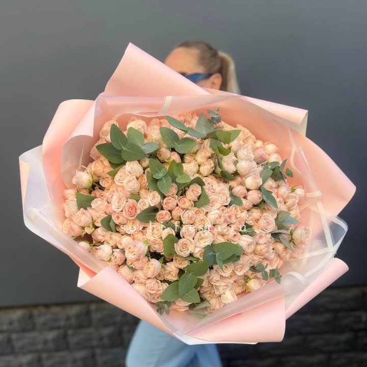 101 кустовая роза с эвкалиптом в Сургуте