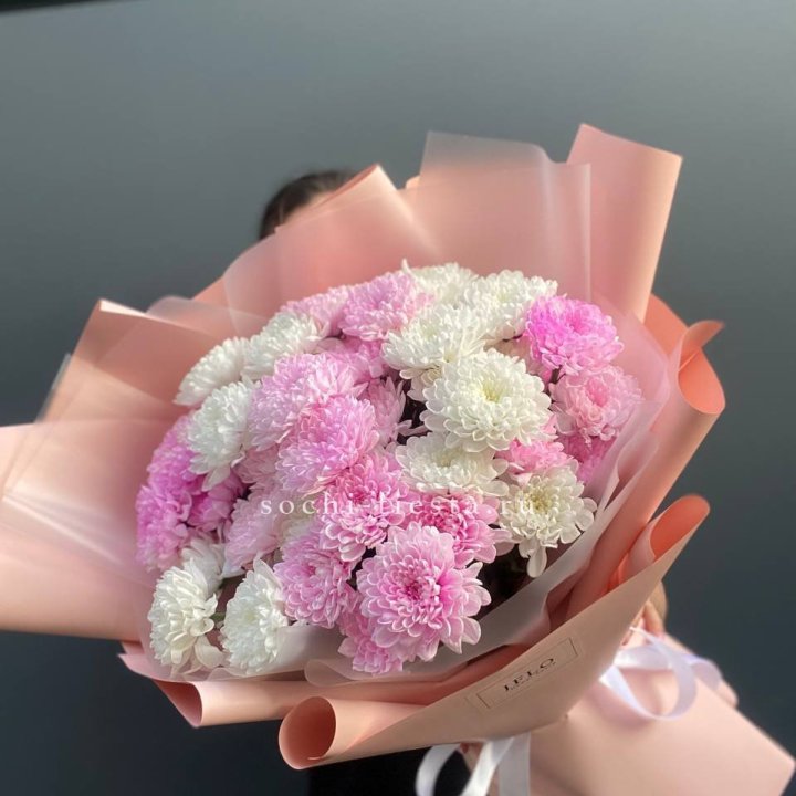  Букет бело-розовых хризантем  в Сургуте