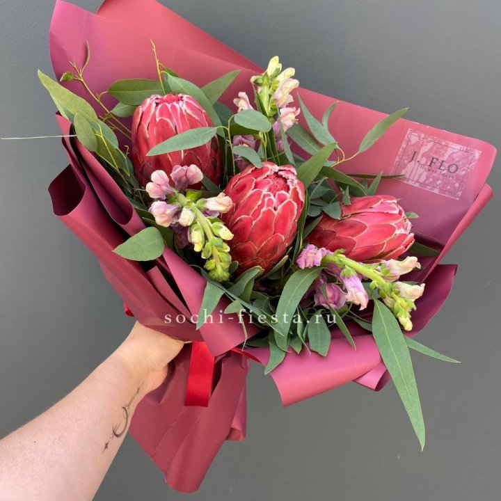 Букет из протеи "Квин" в Сургуте