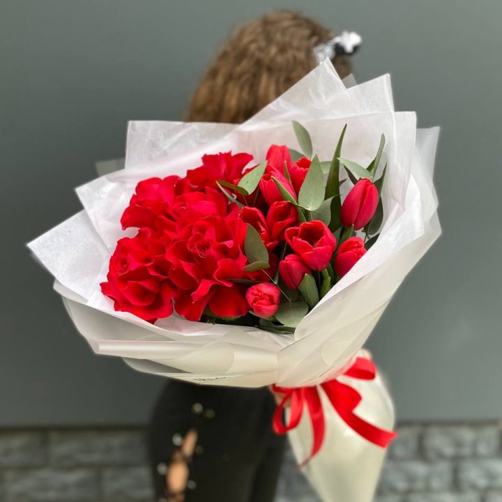 Дуо тюльпаны и розы в Сургуте