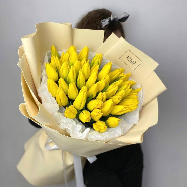 51 жёлтый тюльпан в Сургуте