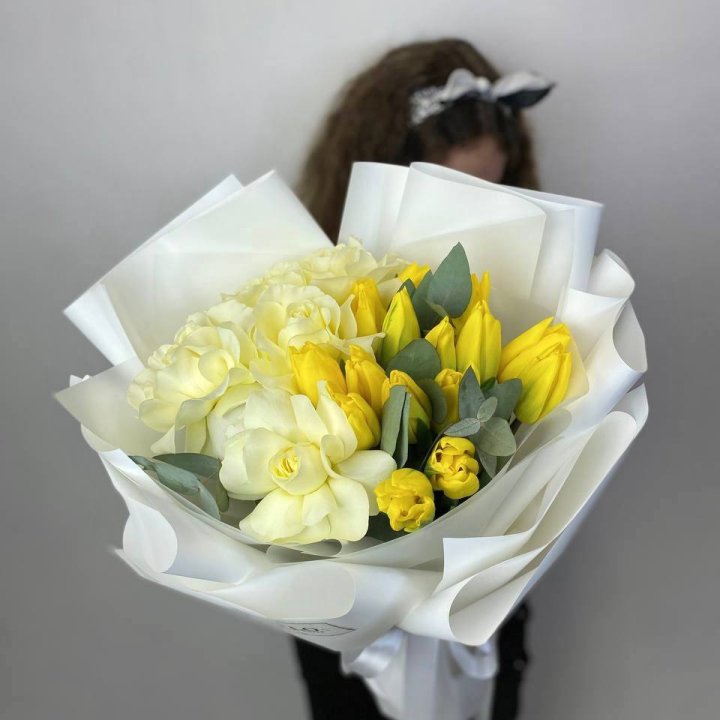 Дуо жёлтые тюльпаны и розы в Сургуте