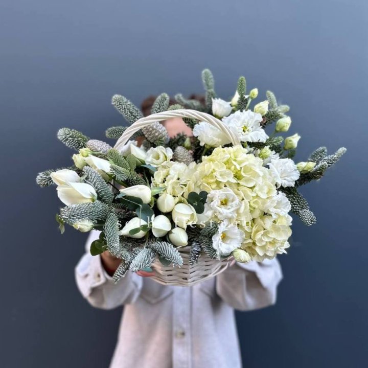 Новогодняя корзина с цветами в Сургуте