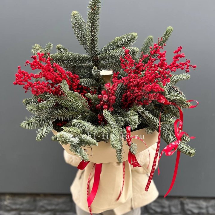 Букет нобилиса и ягод в Сургуте
