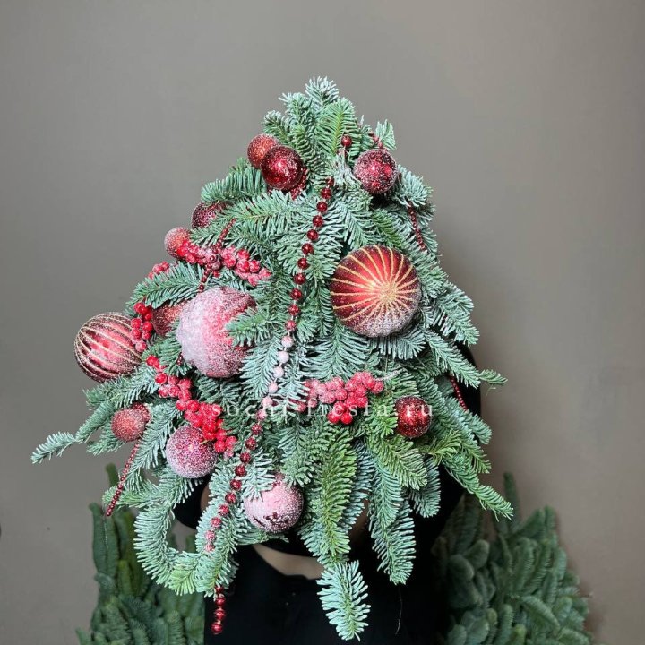 Ёлка красная в Сургуте