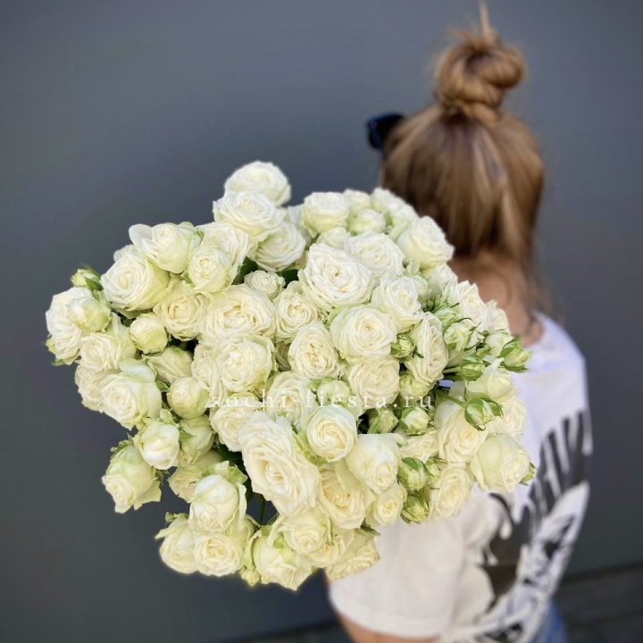 Охапка кустовых роз бомбастик  в Сургуте