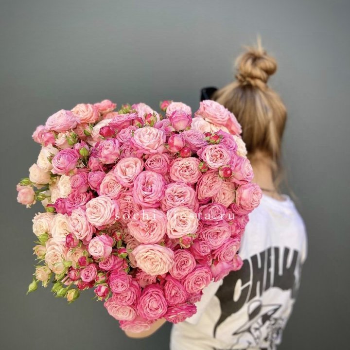 Охапка кустовых роз бомбастик пинк в Сургуте