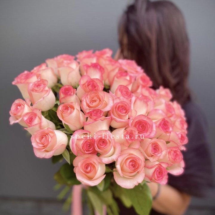 Охапка Роз Джумилия в Сургуте
