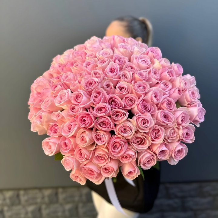 Охапка из 101 розовой розы в Сургуте