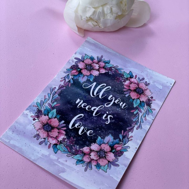 Открытка к букету "Все, что тебе нужно - это любовь" в Сургуте