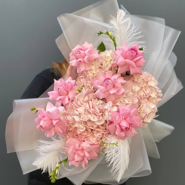  Букет  из гортензий и розовых роз в Сургуте