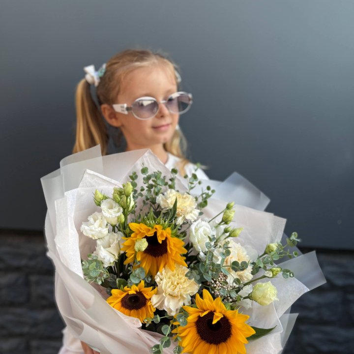  Букет  из стойких цветов с подсолнухами в Сургуте