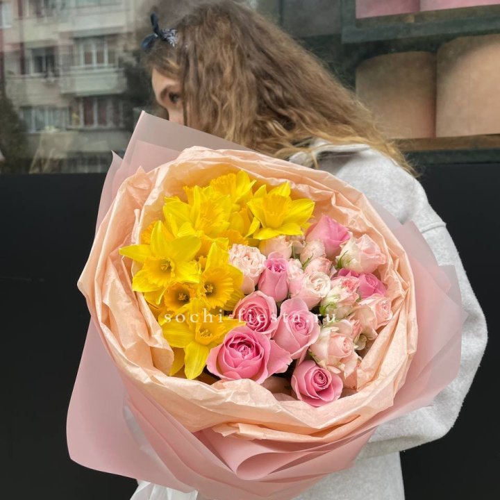 Букет роз и нарциссов в Сургуте