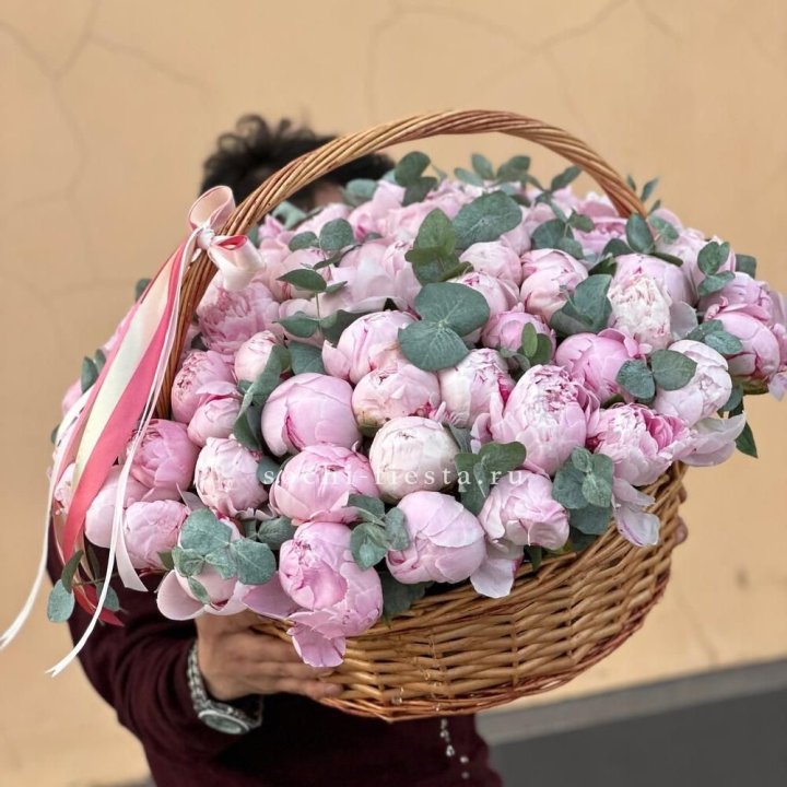 Корзина пионов "75" в Сургуте