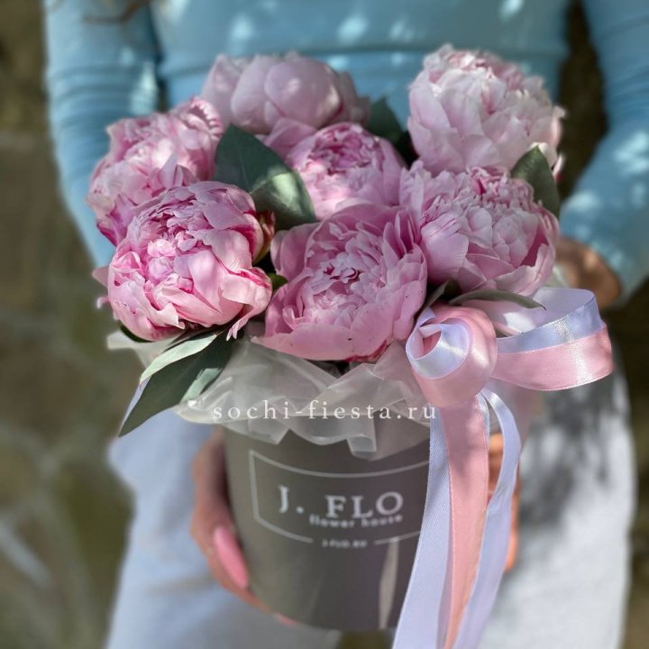 Цилиндр пионов с эвкалиптом в Сургуте