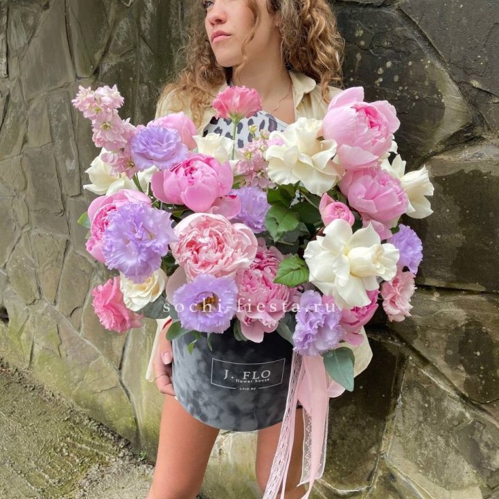 Дизайнерский цилиндр с пионами в Сургуте