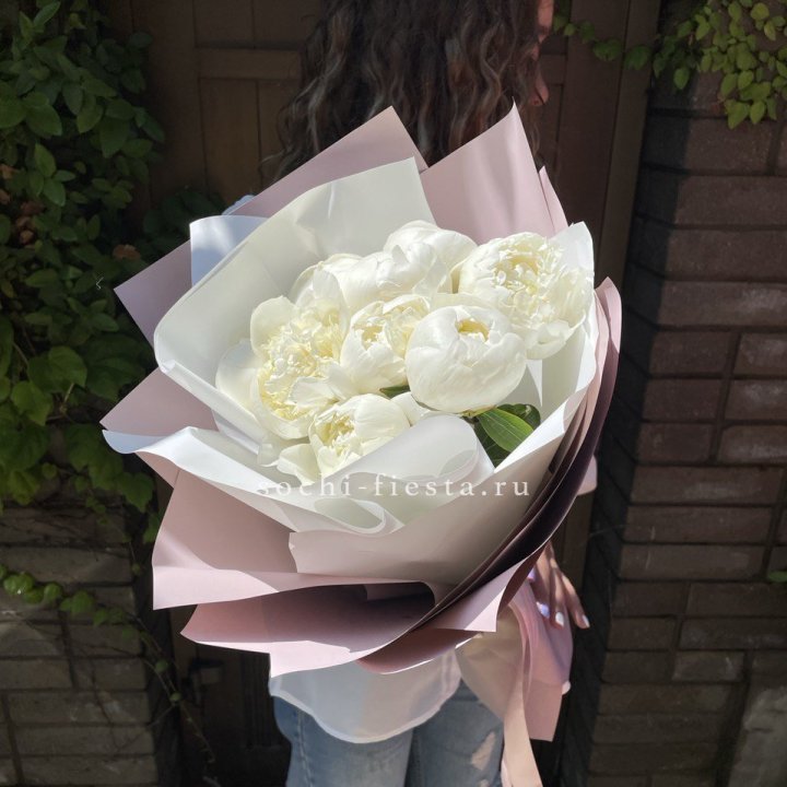 9 белоснежных пионов в Сургуте