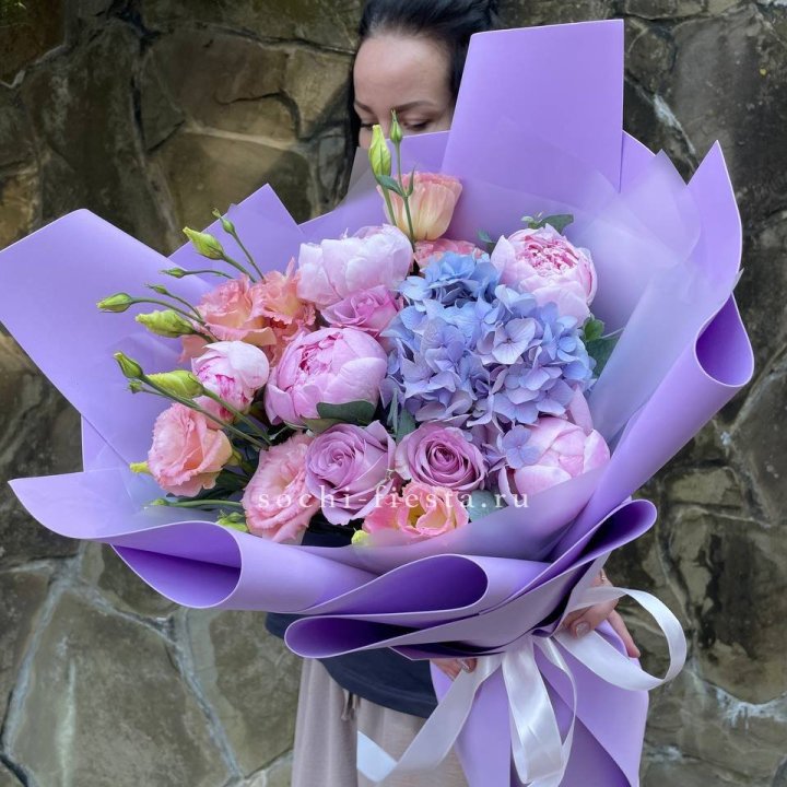 Букет с пионами "Блю логан" в Сургуте