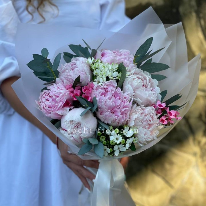 7 зефирных пионов с эвкалиптом в Сургуте