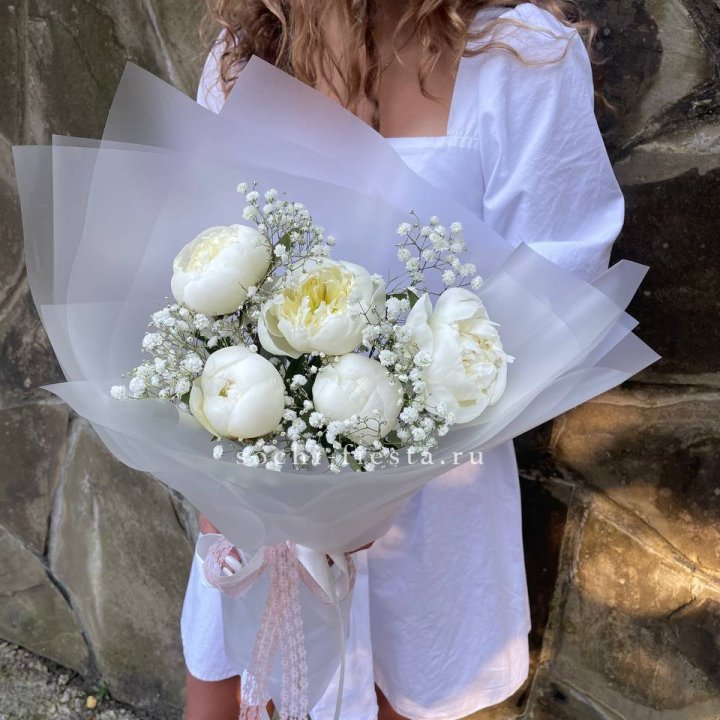 Букет белых пионов "Файв" в Сургуте