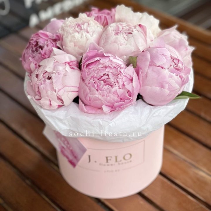 Цилиндр с пионами "Лилу" в Сургуте