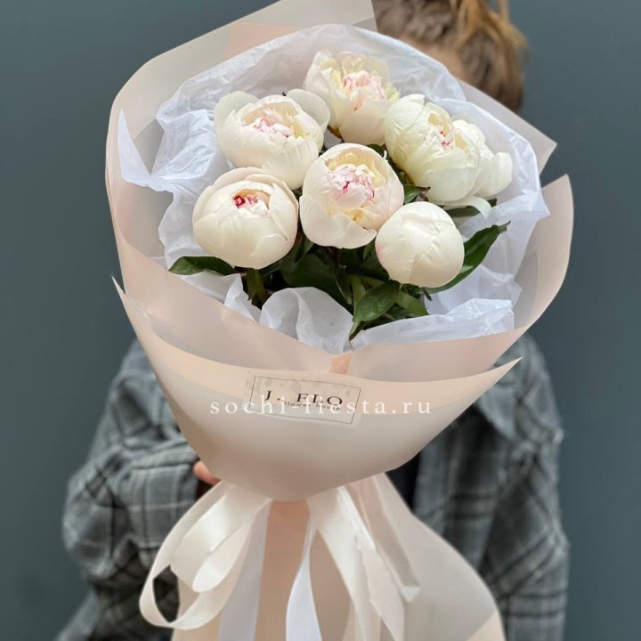 Букет белых пионов в Сургуте