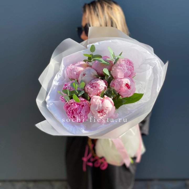 9 пионов с эвкалиптом в Сургуте