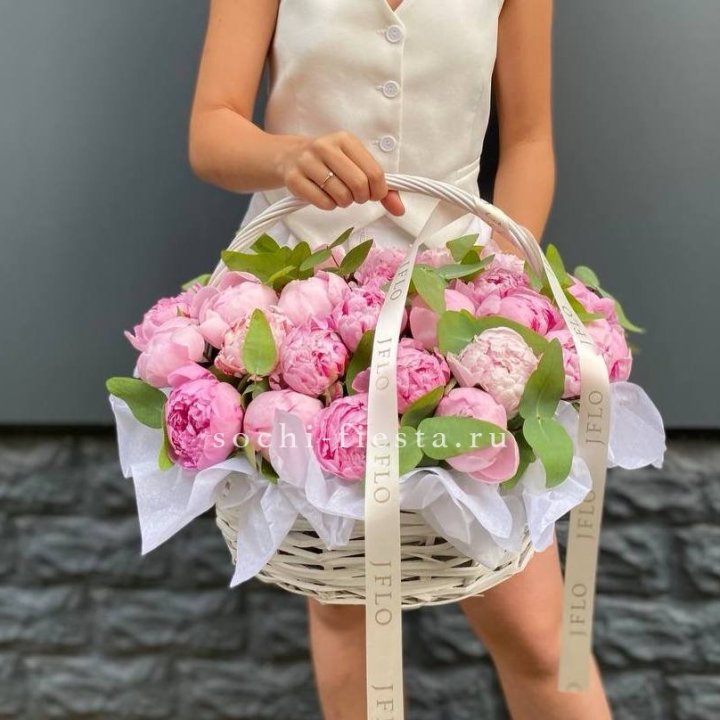 29 пионов в корзине в Сургуте