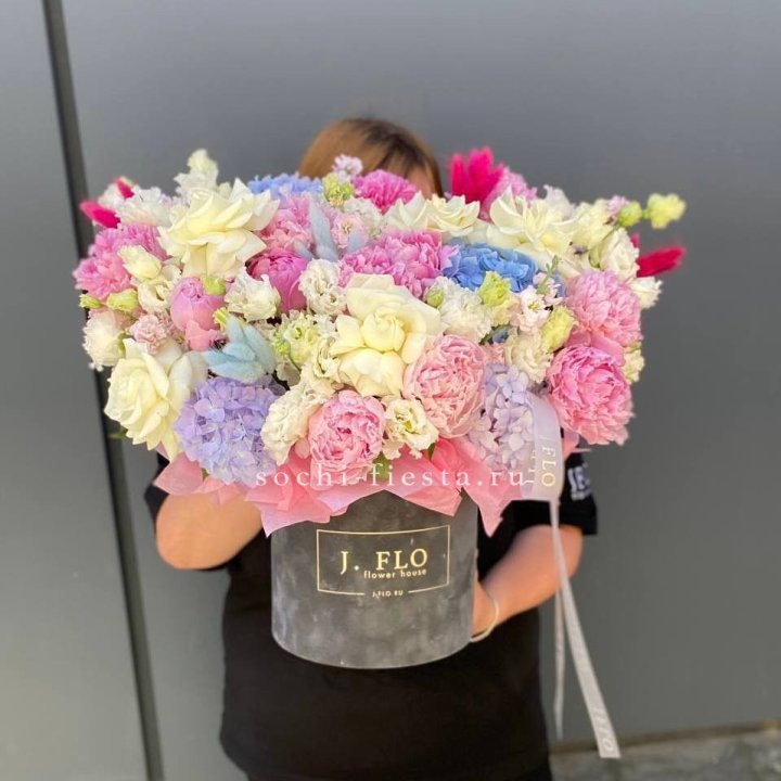 Цилиндр с пионами "Аса" в Сургуте