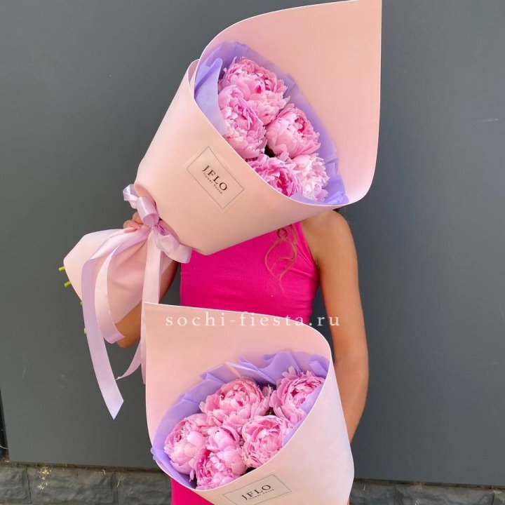 Букет из 5 пионов в Сургуте