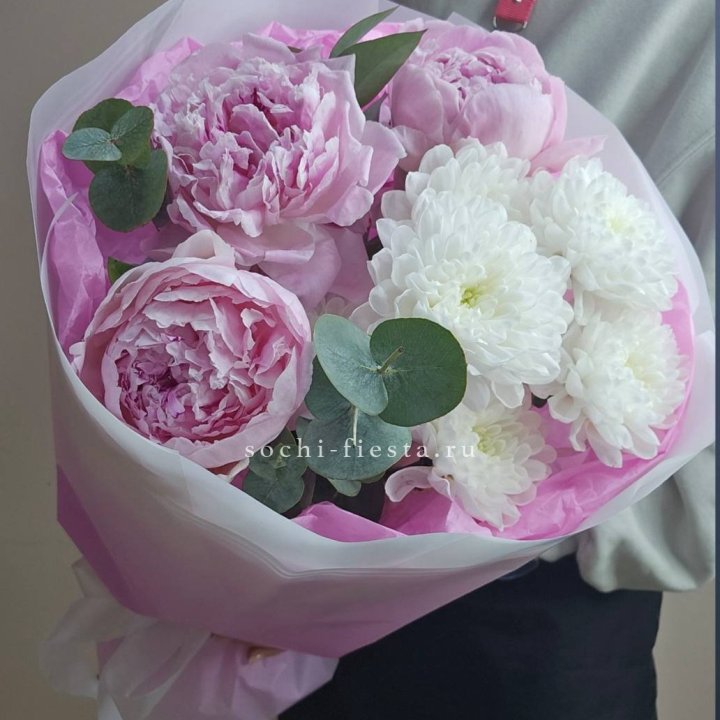  Букет комплимент с пионами в Сургуте