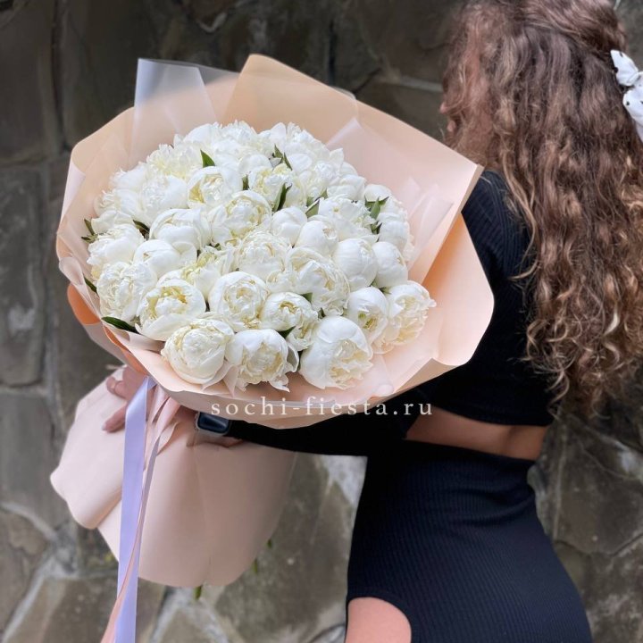 35 белых пион в Сургуте