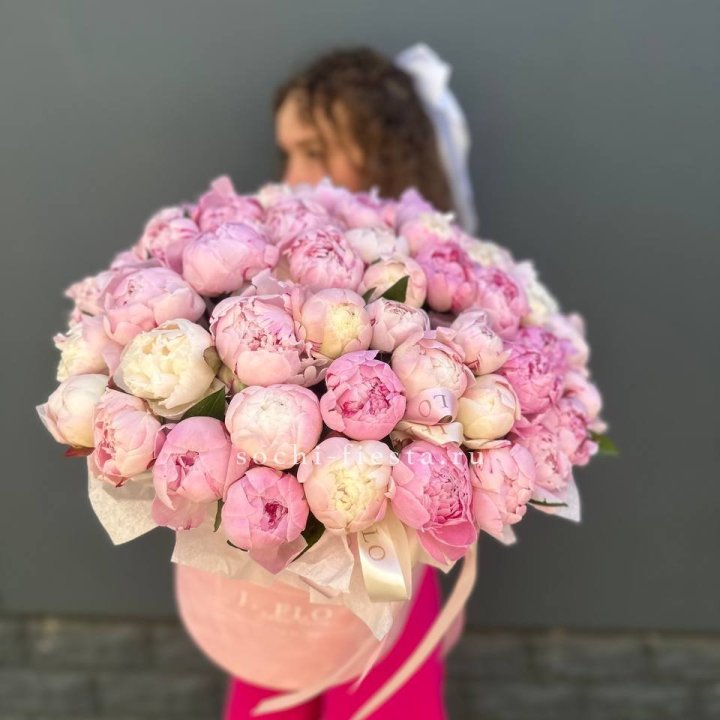 51 нежных пионов  в цилиндре в Сургуте