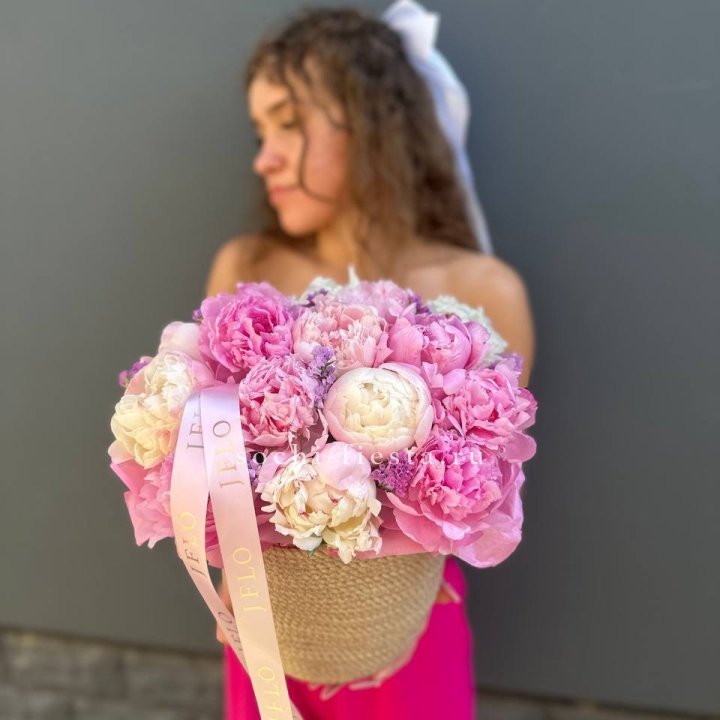 15 пионов в джутовом кашпо в Сургуте