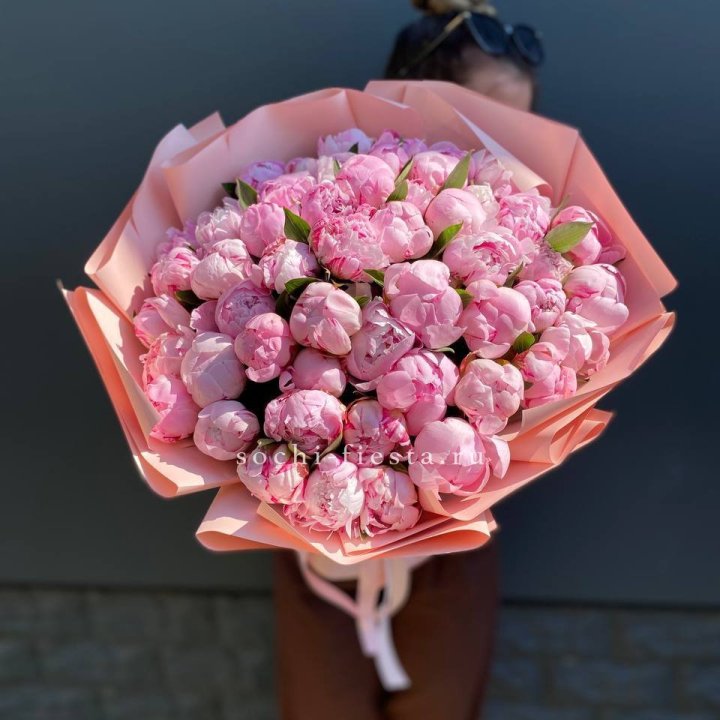 Нежный букет 51 пионов  в Сургуте