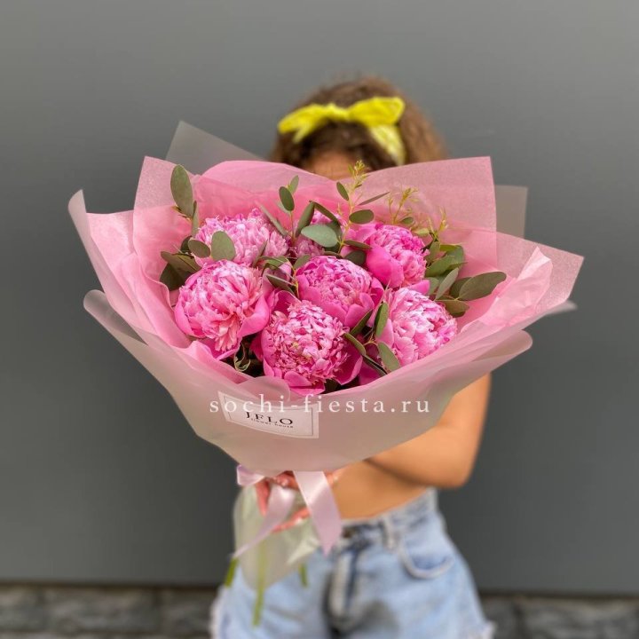 7 ярких пионов в оформлении в Сургуте