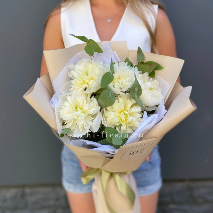  Букет белых пионов в Сургуте