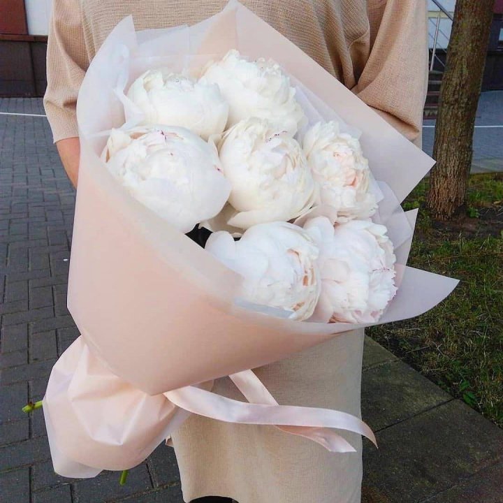 Букет белых пионов в Сургуте