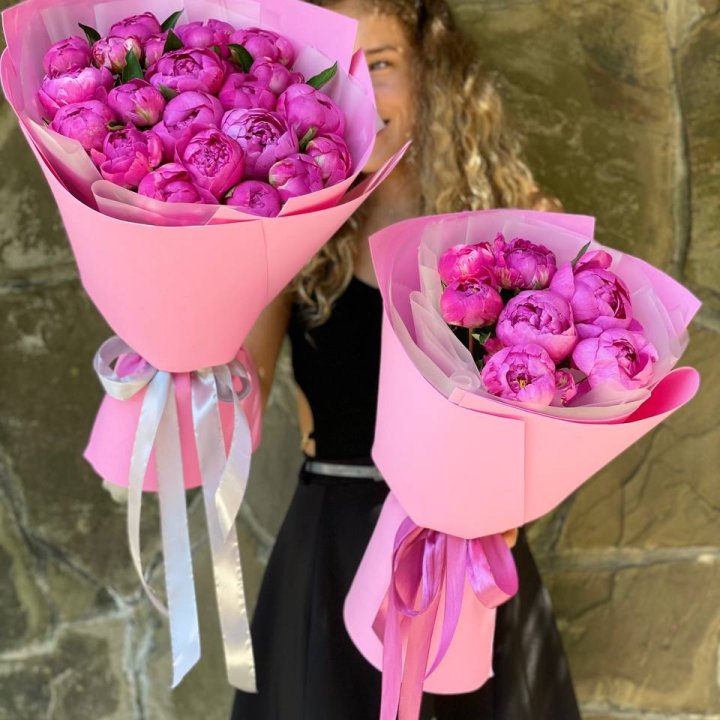 Букет ярких пионов  в Сургуте