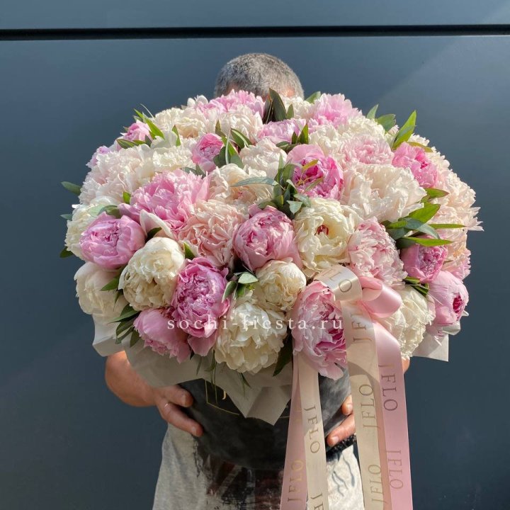 51 пионов в боксе в Сургуте